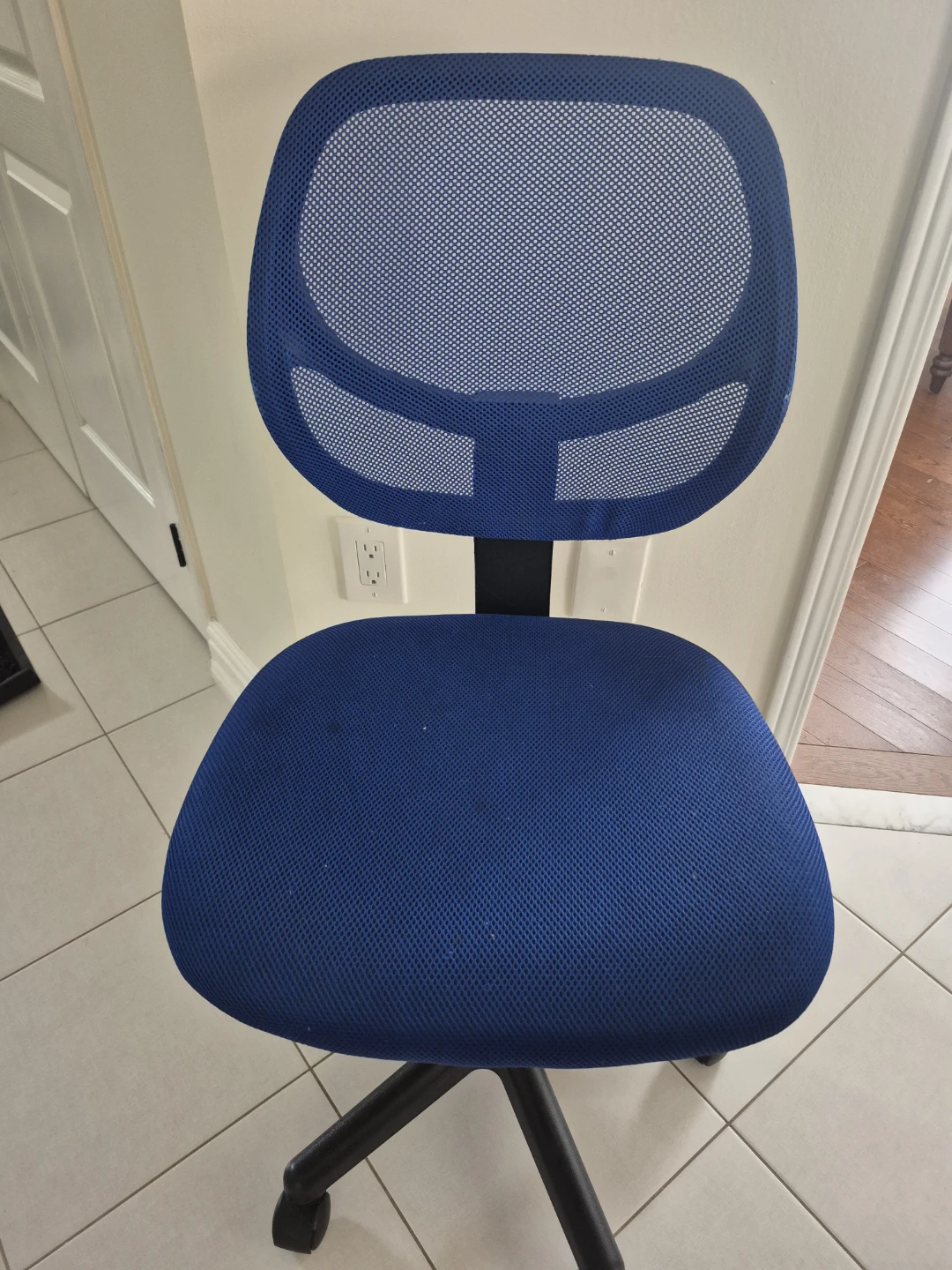 Nice nlue mesh office chair