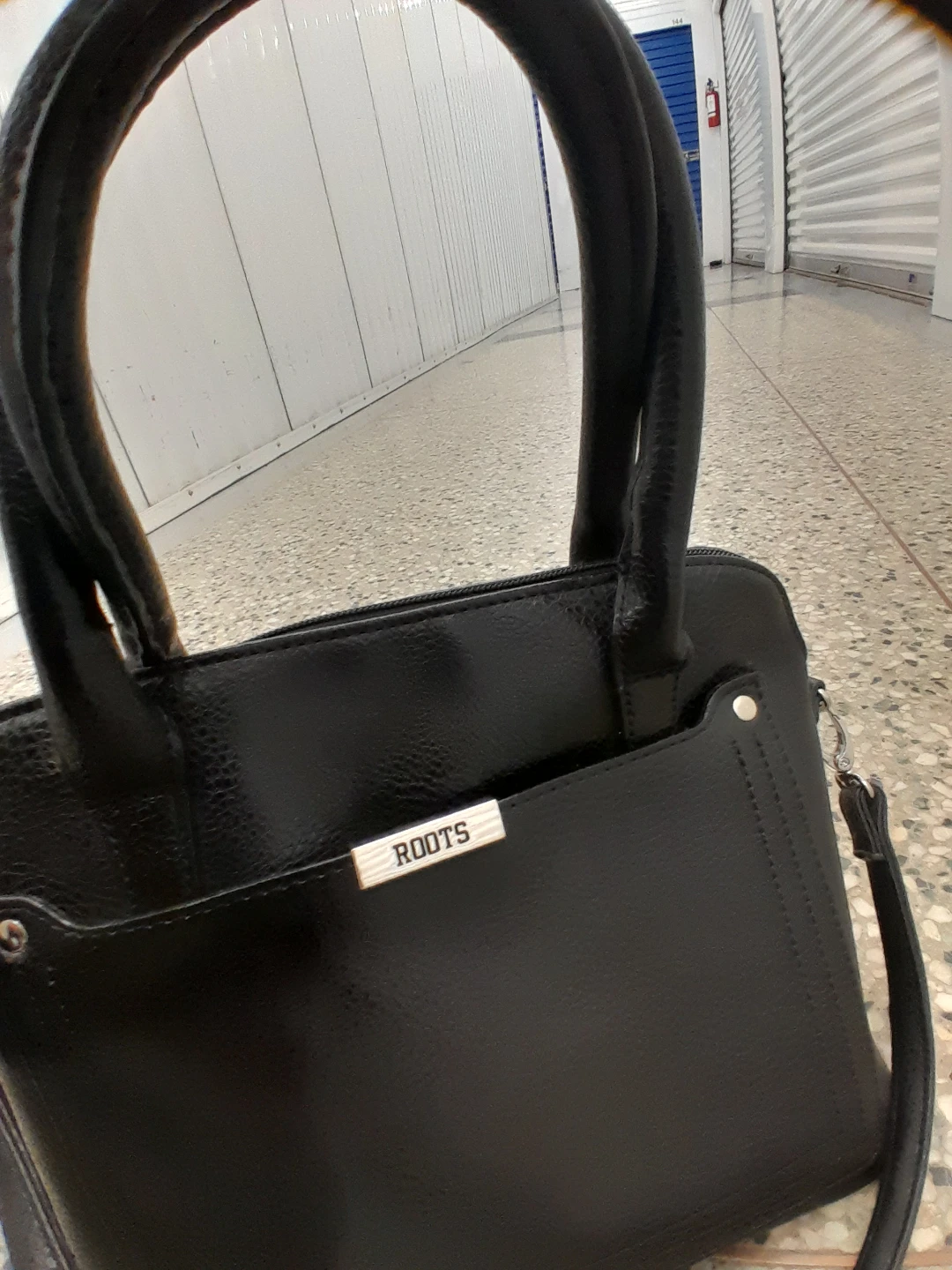 Roots black handbag Women's  25x20 - photo 5
