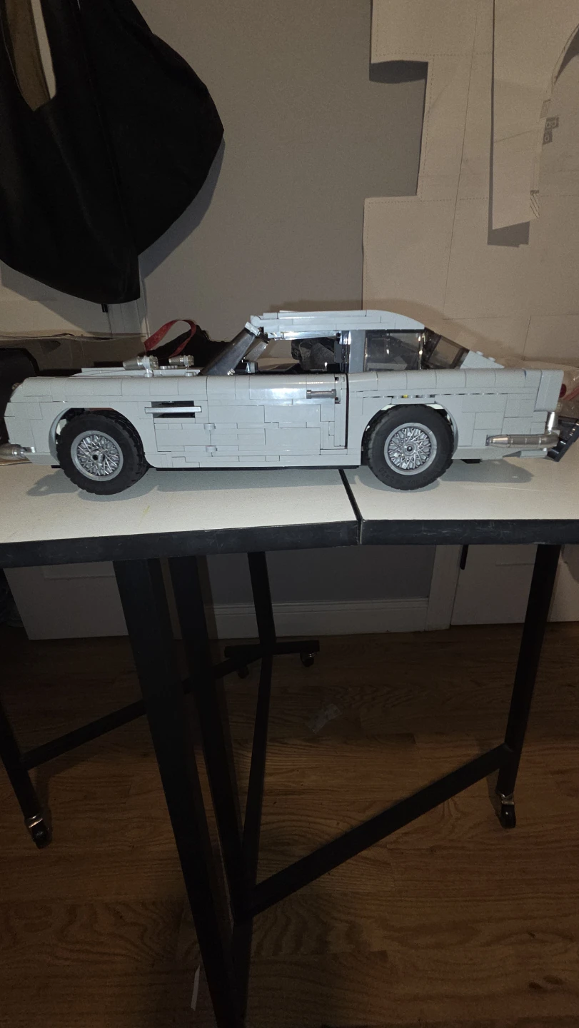 LEGO 10262 James Bond Aston Martin DB5 MISSING TIRE - photo 3
