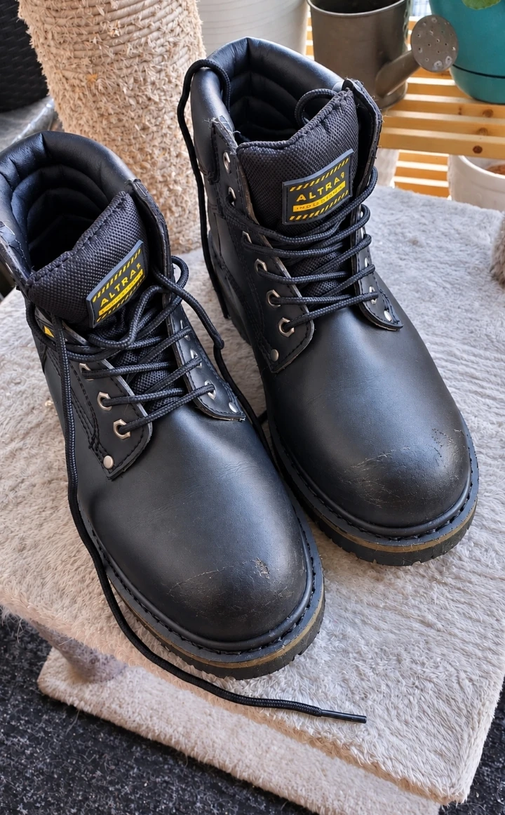 Altra Steel Toe Boots – Size 8 –Pickup in Scarborough