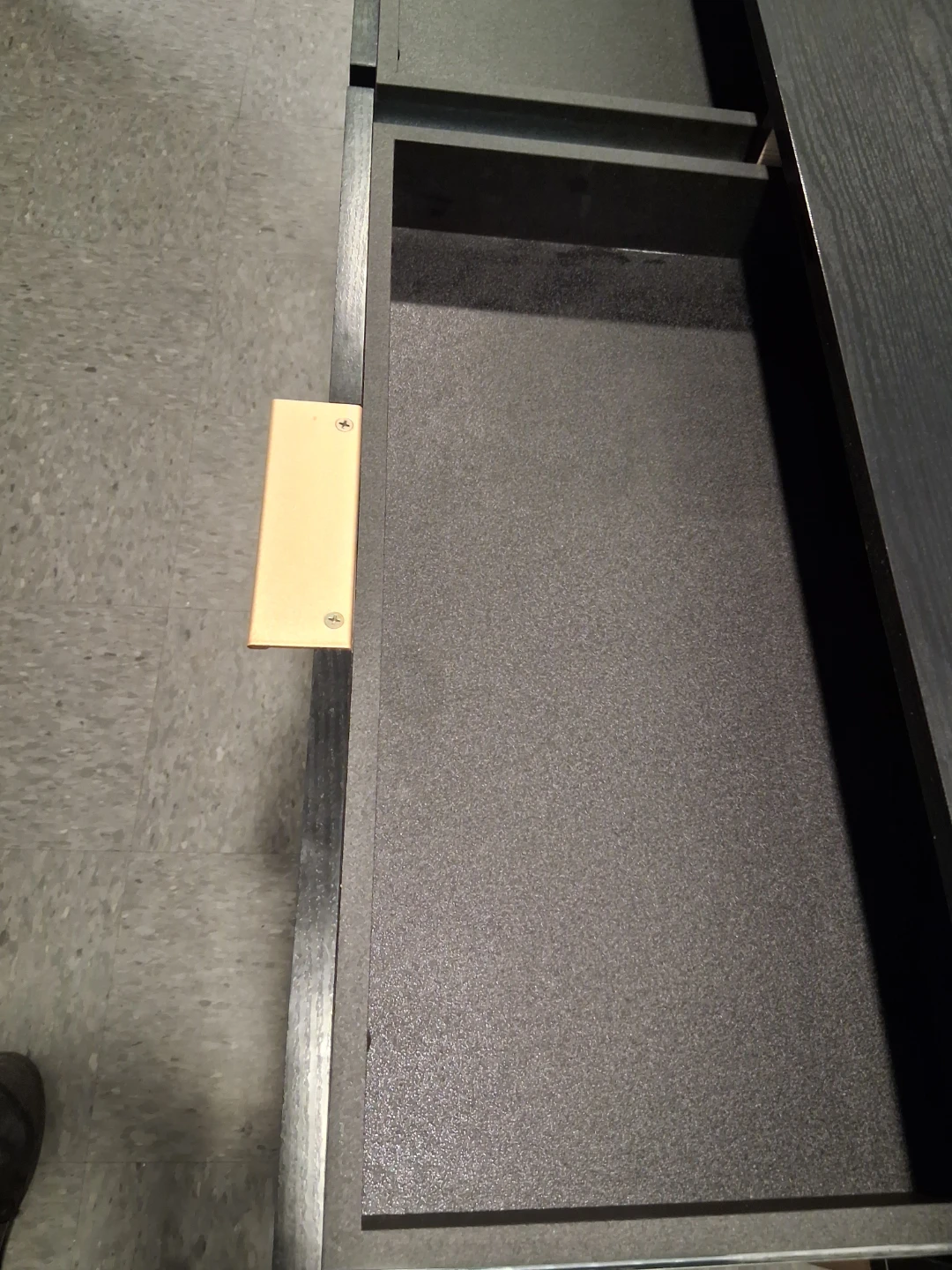 Desk - photo 4