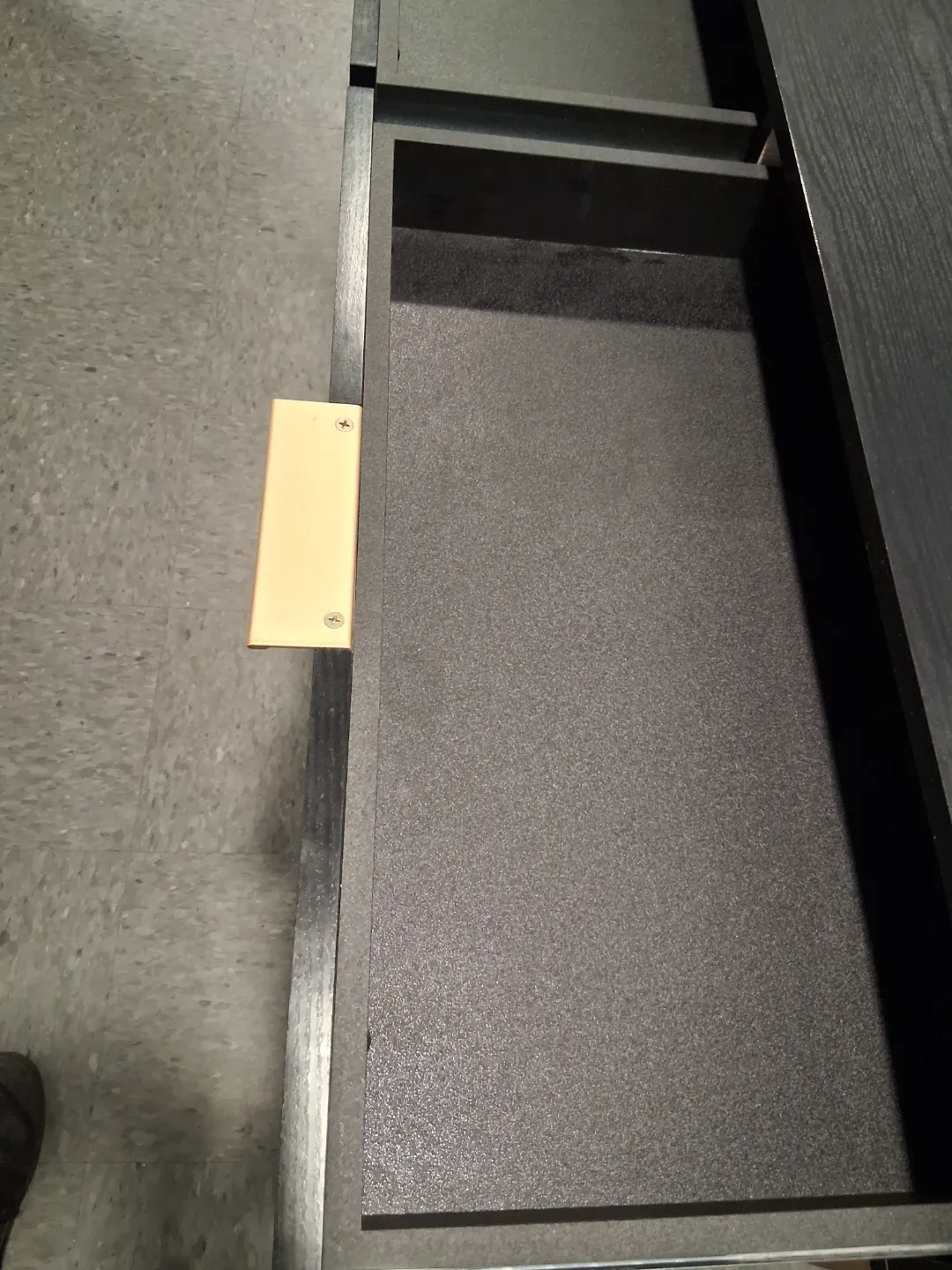Desk - photo 4