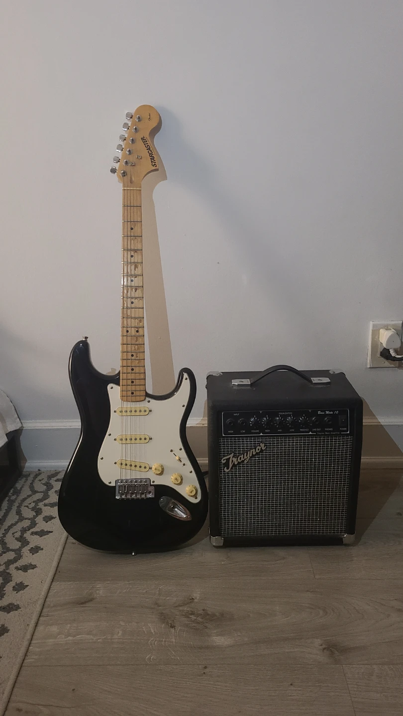 Moving sale - Electric guitar with traynor amplifier