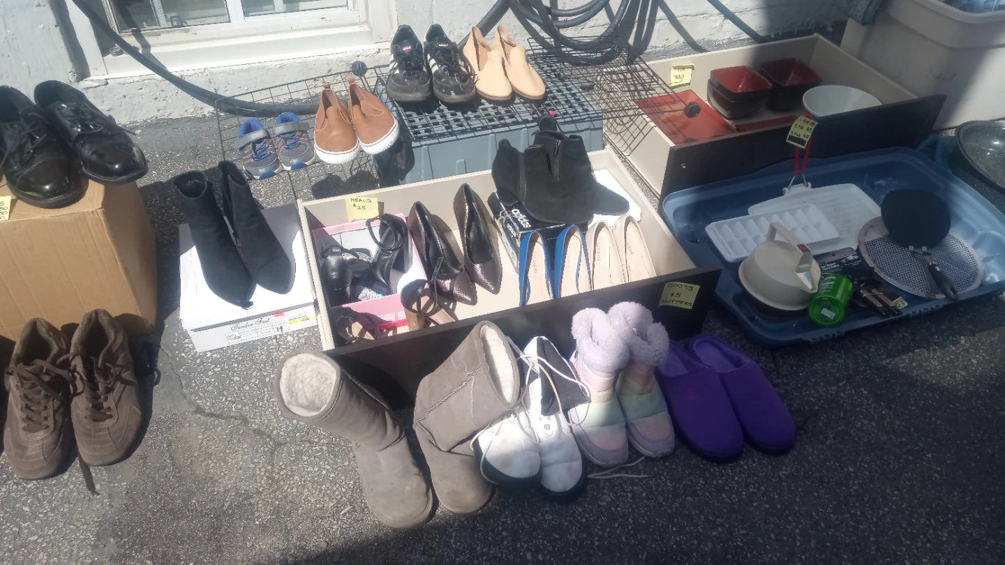 Yard sale today  at 29 beechwood Ave York m6n 4s9 - photo 4
