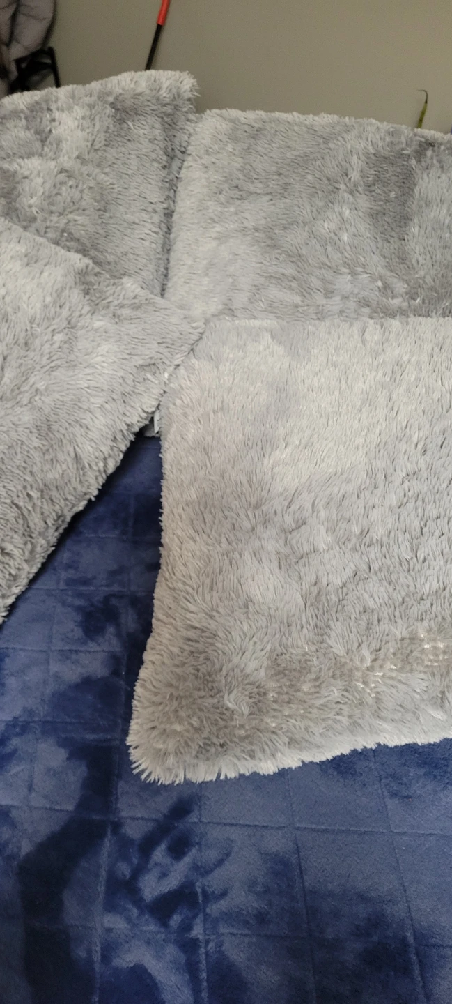 Set of four grey faux fur throw pillows - photo 2