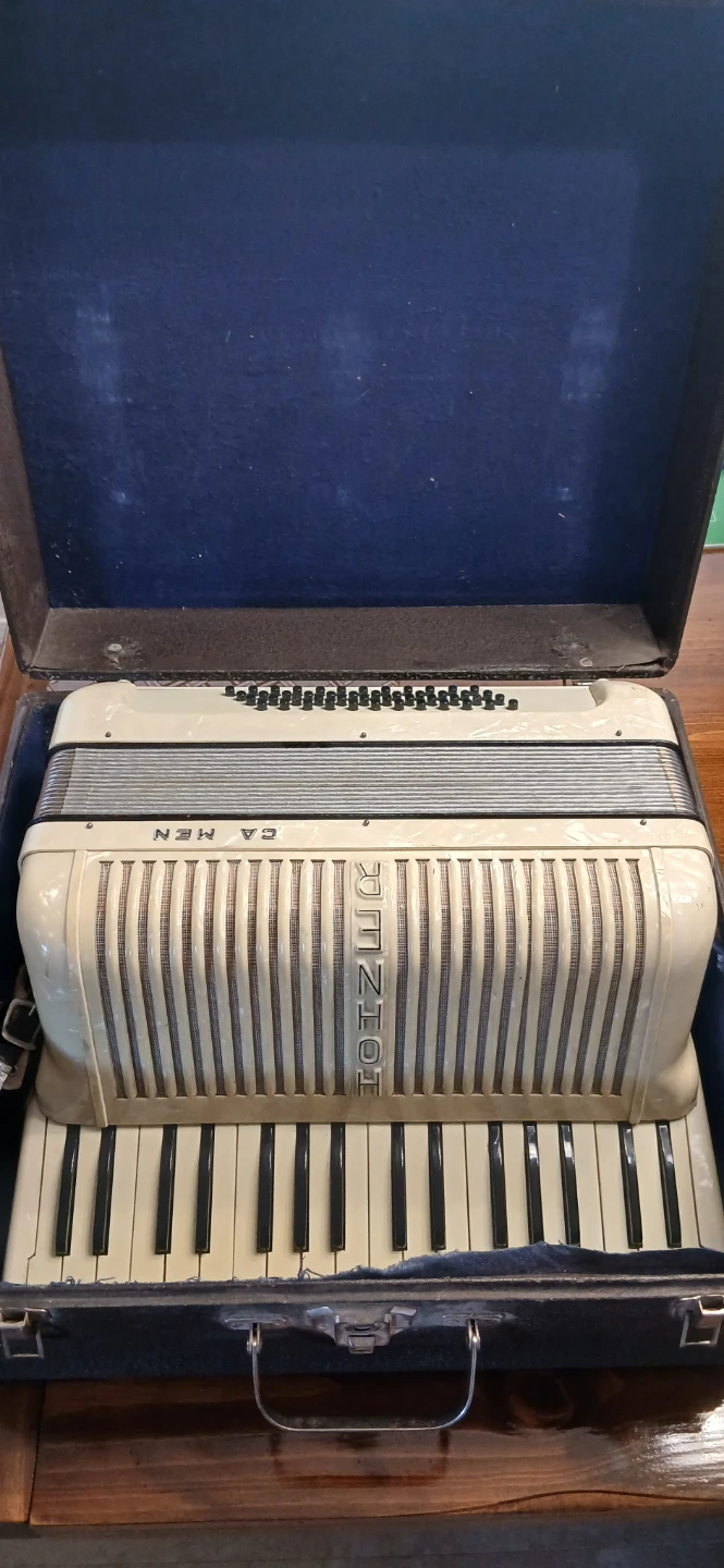 1930s HOHNER Carmen  34 key / 48 Bass