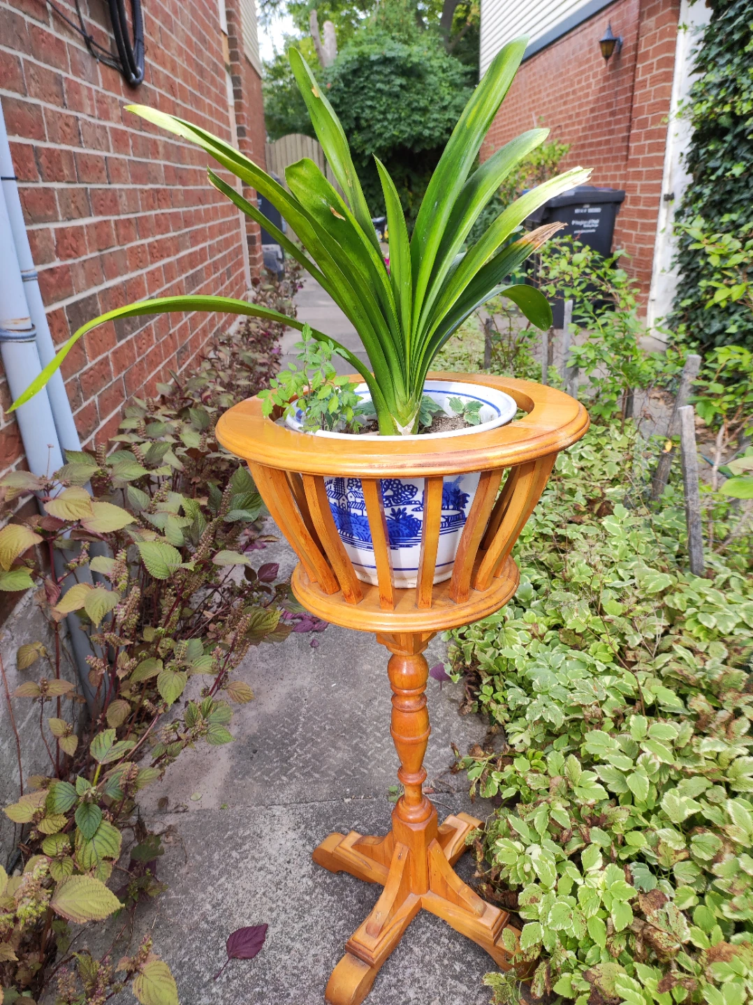 Wooden plant stand - photo 4