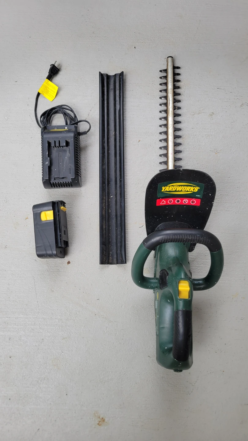 Yardworks 22" Cordless & 18" B&D Hedge Trimmer - photo 2