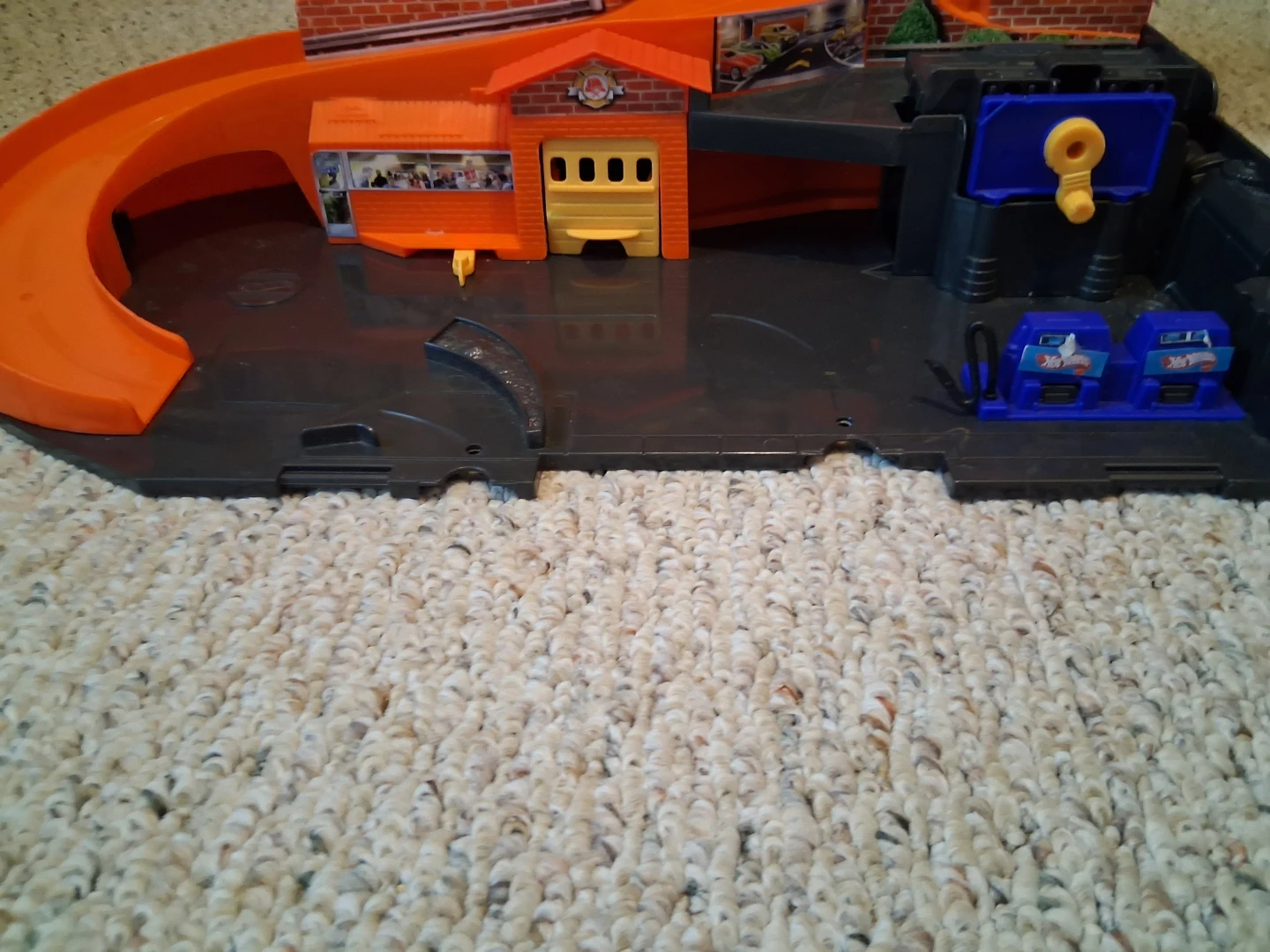 Hot Wheels Foldable City Playset - photo 2