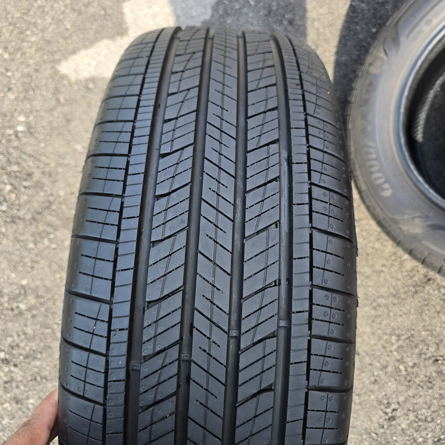 4 Goodyear Assurance Finesse Tires 235/60R18 - photo 4
