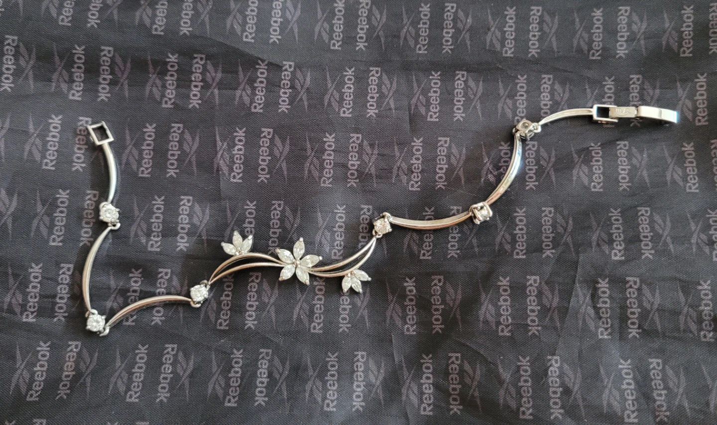 S🏈ilver-Tone Floral Design Bracelet
