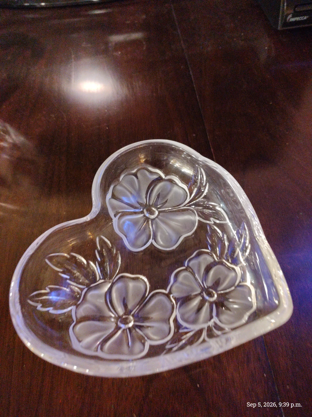 Heart-shaped crystal glass dish with floral design - photo 2