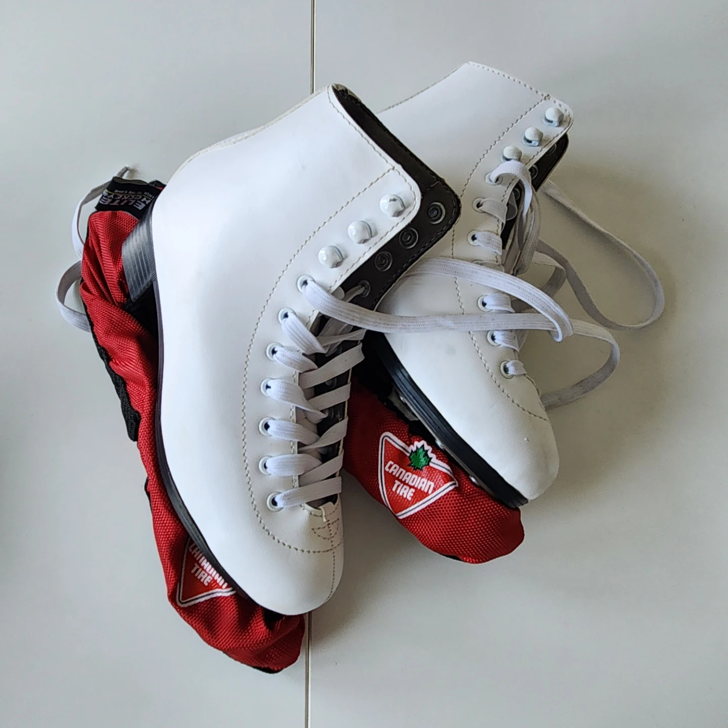 Women's Figure Skates US Size 4 with bag and blade protector