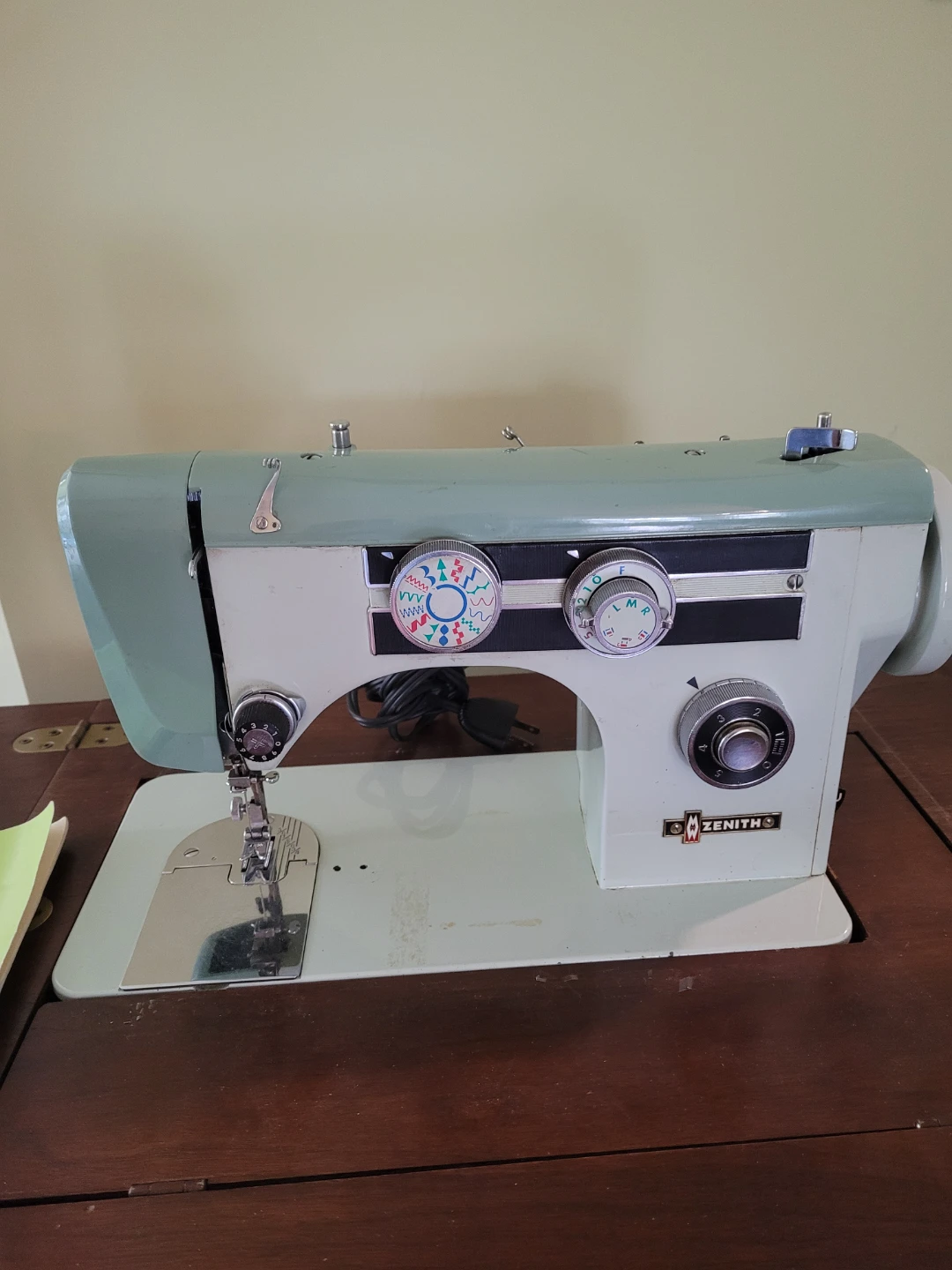 Vintage Zenith Zig Zag sewing machine with cabinet - photo 5