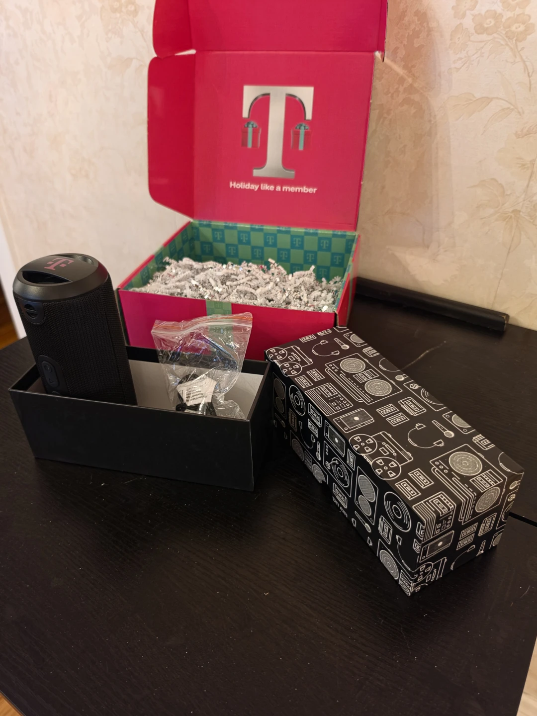 T-Mobile Holiday Bluetooth Speaker Gift Set – Mint