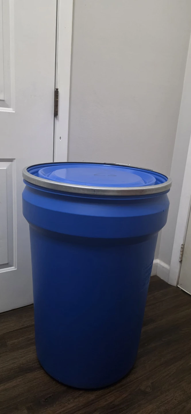 30 Gallons plastic drums stackable used like New - photo 2