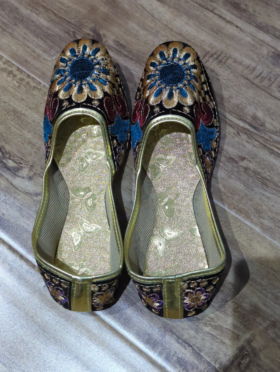 Traditional Embroidered Juttis - photo 2