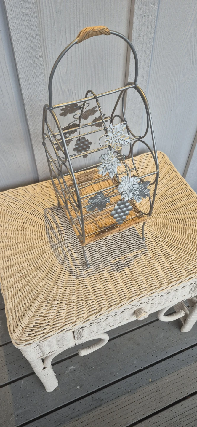 Metal Wine Rack with Grape Design