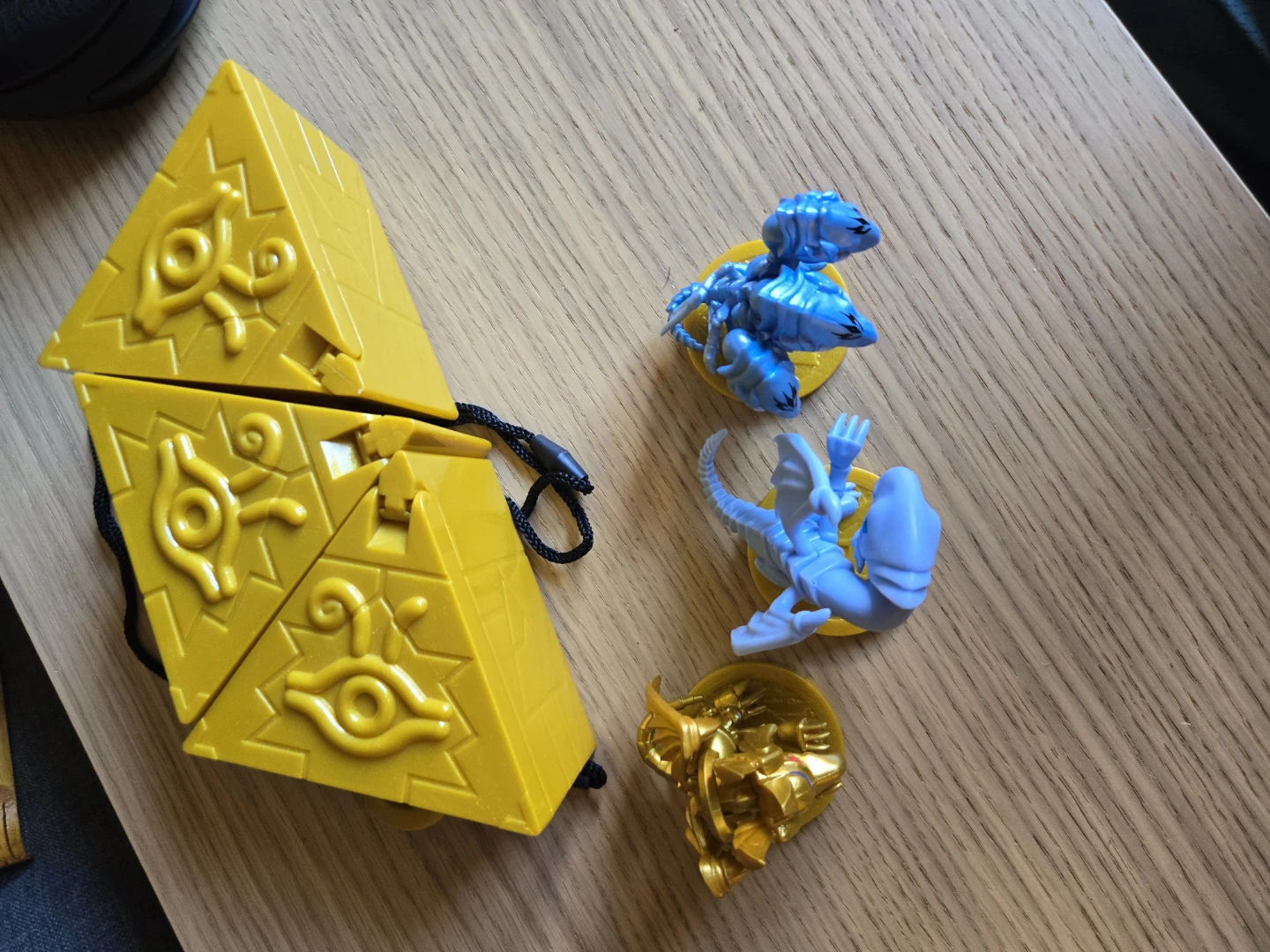 YuGiOh! Toys (Blue Eyes White Dragon + others) - photo 2