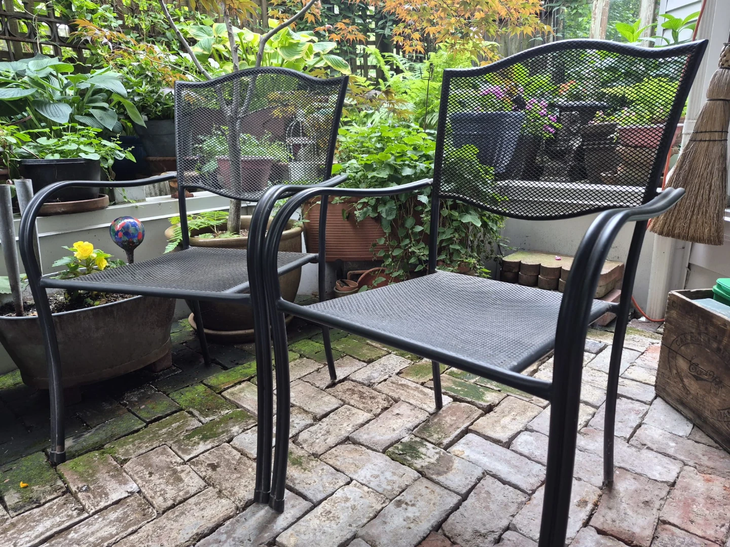Vintage Sewing Machine Base Table and Two Metal Chairs - photo 3