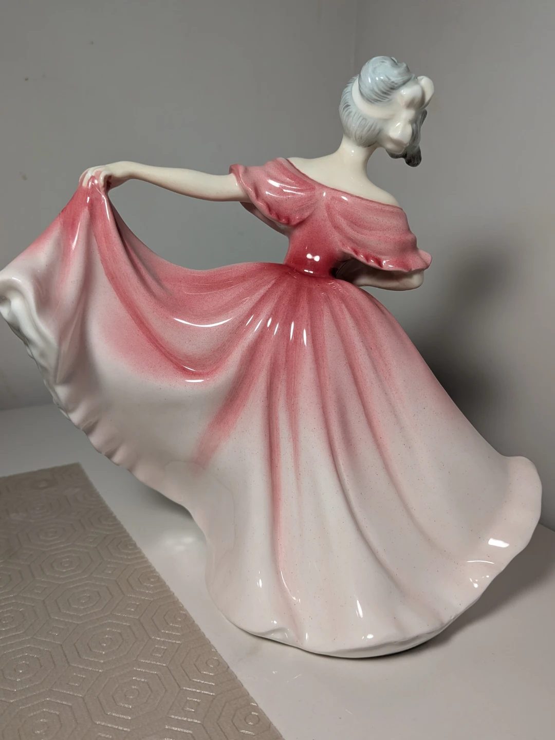 Royal Doulton Elaine Figurine HN 3307 - photo 2