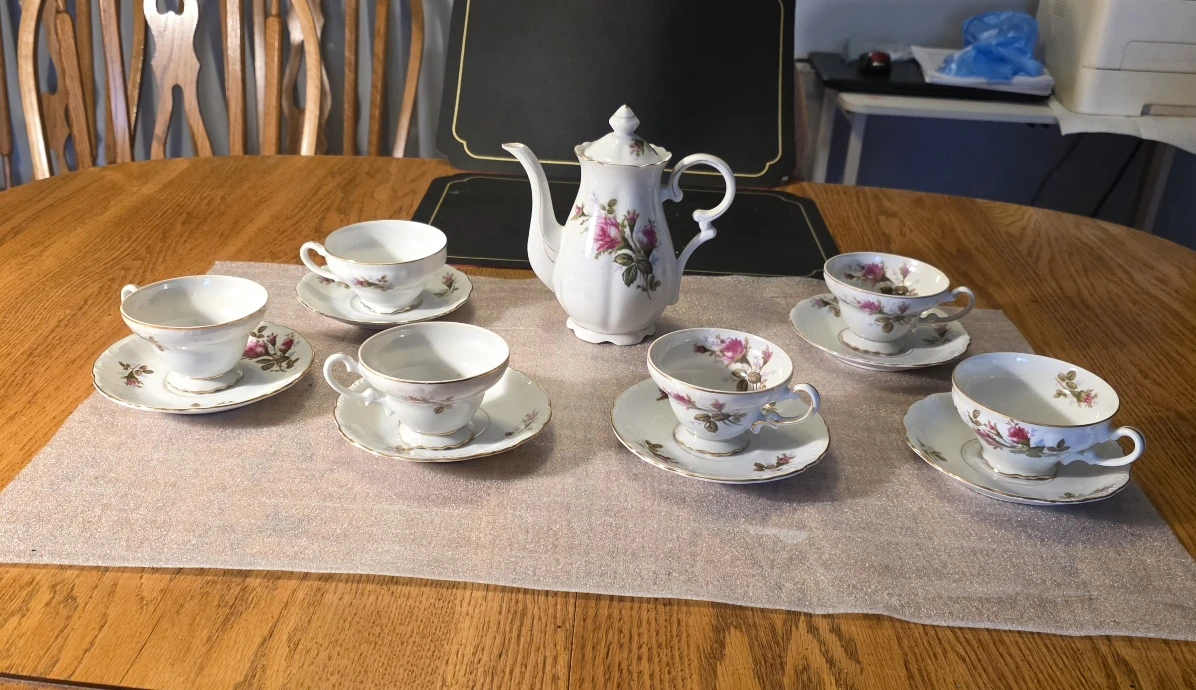 Vintage Mixed Rose Tea Set for 6 – Beautiful Condition!