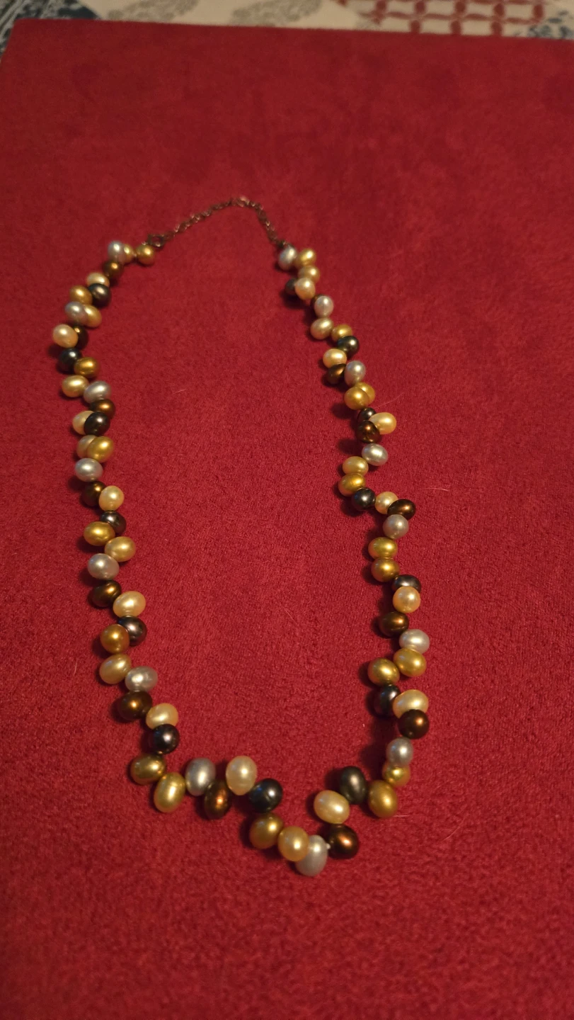 Multi-coloured pearl necklace