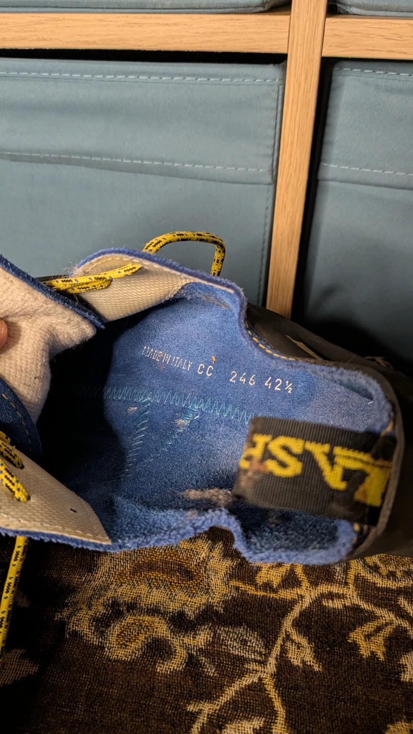 La Sportiva Climbing Shoes Size 42.5 - photo 2