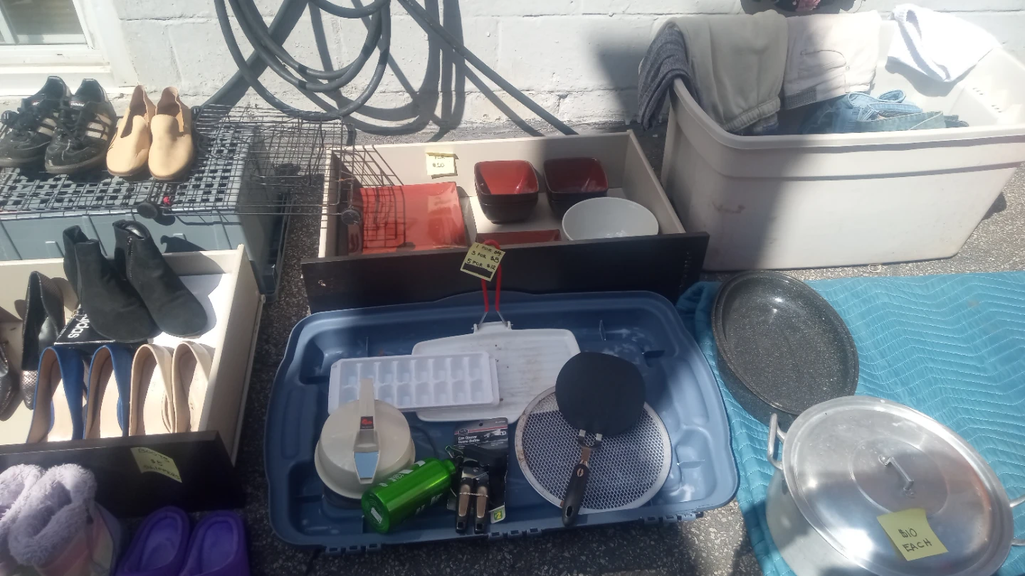 Yard sale today  at 29 beechwood Ave York m6n 4s9 - photo 3