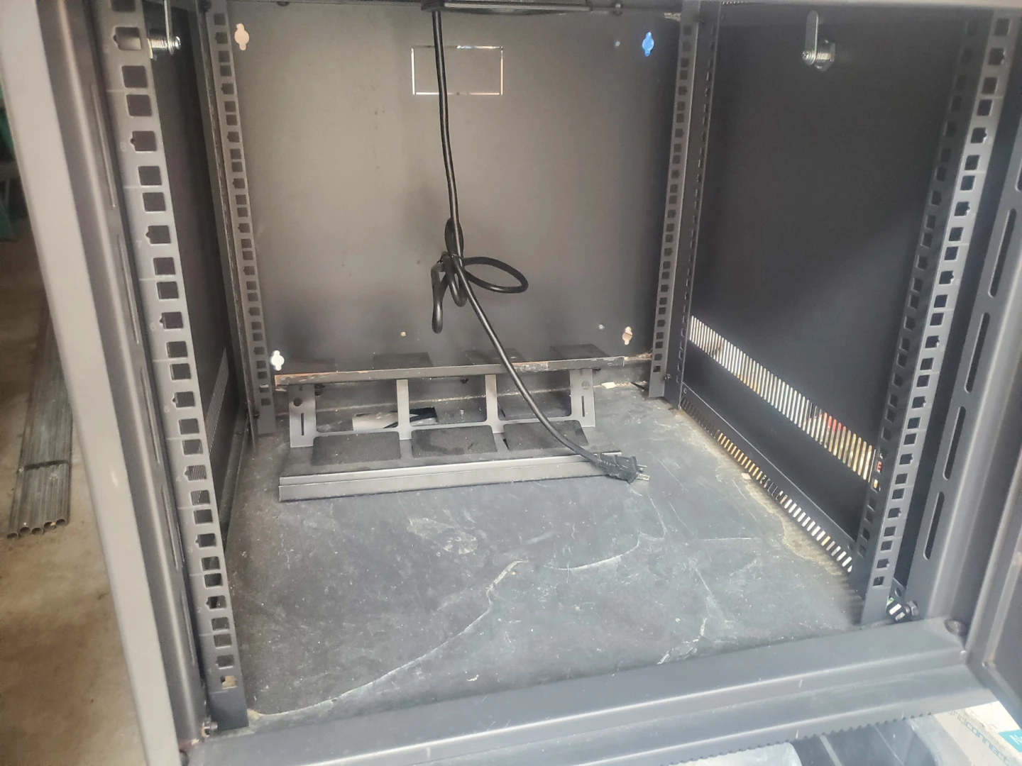 SecurLink 9U Wall Mount Network Cabinet