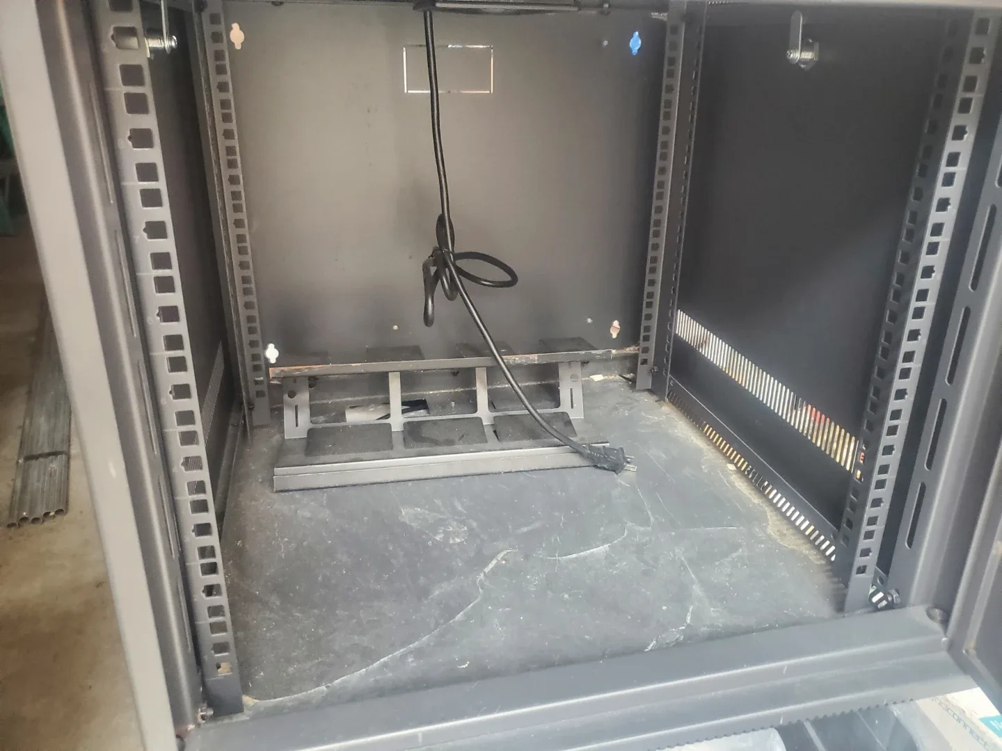 SecurLink 9U Wall Mount Network Cabinet