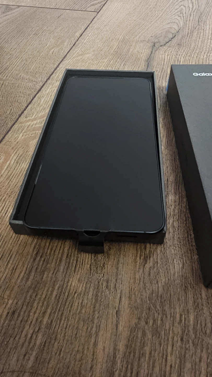 Brand New Samsung Galaxy S26 – 256GB – Black - photo 5