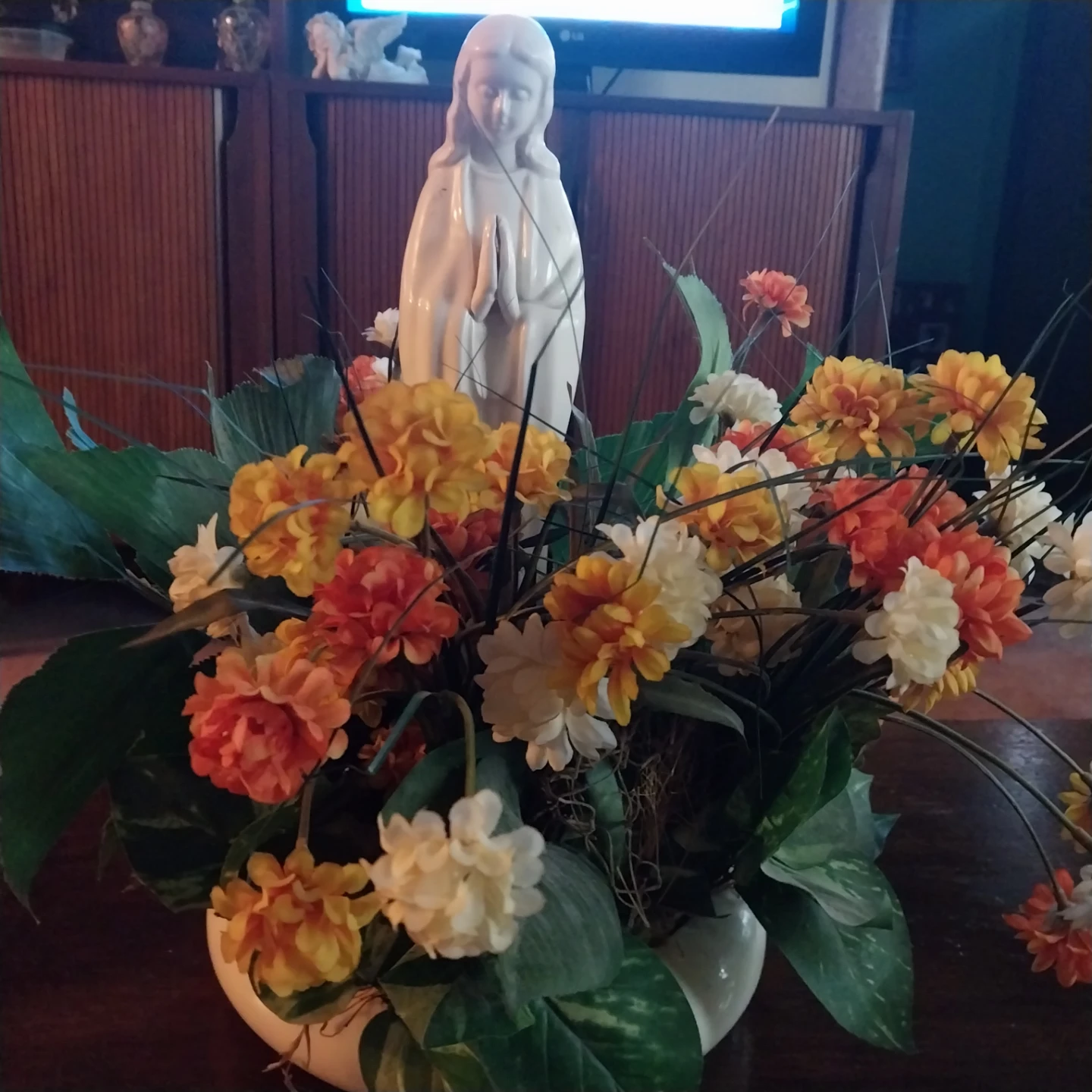 🏈Ceramic Madonna Statue with Artificial Flowers🏈