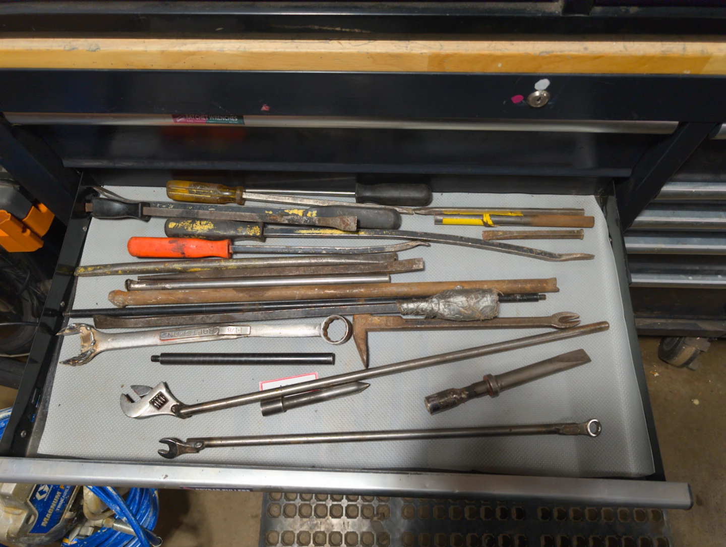Husky 52 " roll cab and tools - photo 3