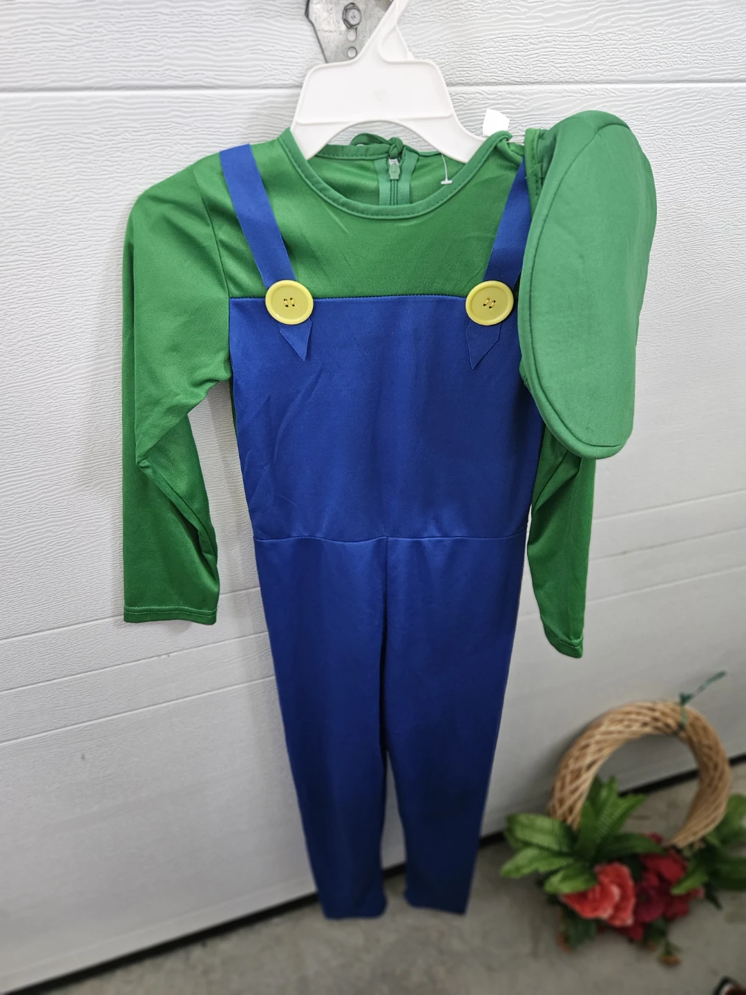 Luigi costume, Medium