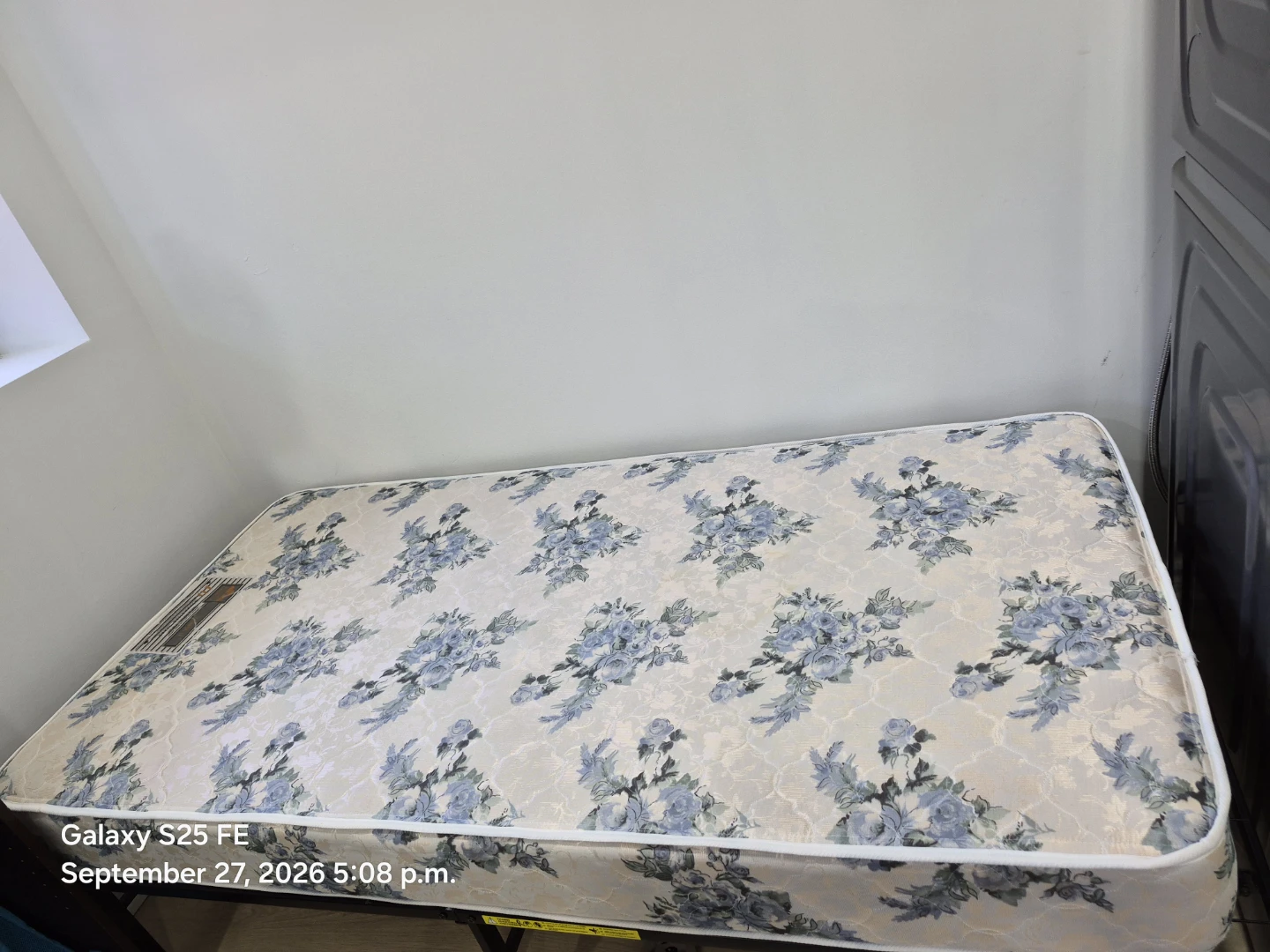 Single Twin mattress with floral pattern - photo 3