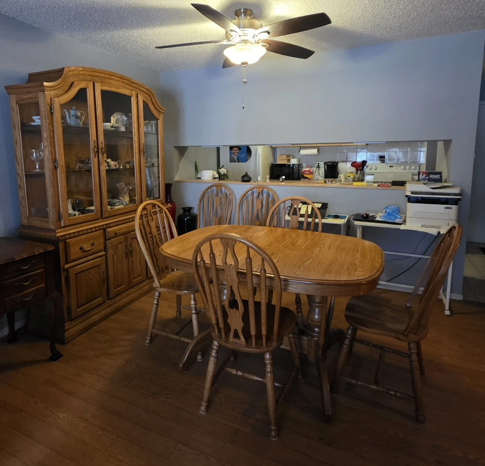 Solid Oak 8Pc Dining Set & Lighted China Cabinet - Daveluyville