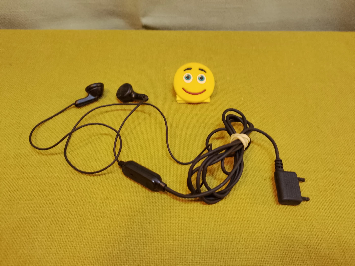 🏈 Like 🆕 Black Wired Earbuds 👂w /  Inline Microphone 🎤