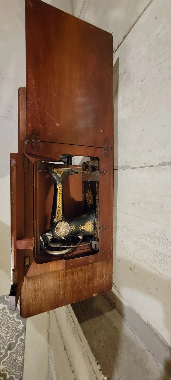 Antique Singer sewing machine with cabinet - photo 4