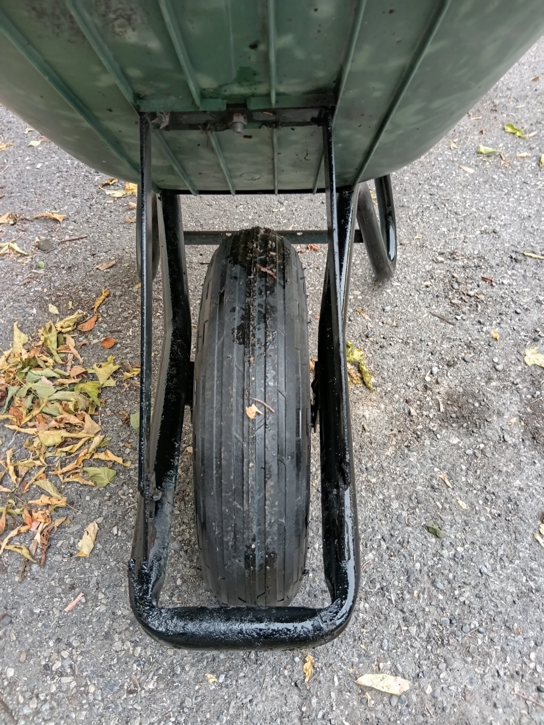Green Poly Conpact Garden Wheelbarrow - photo 3