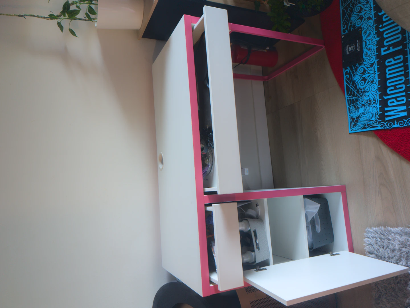 White and pink desk - photo 2