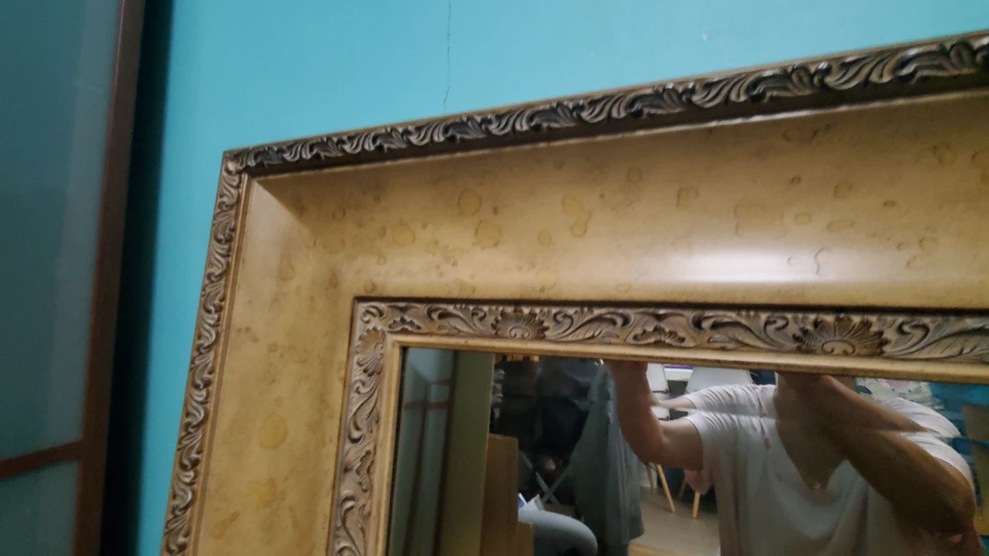 Large ornate wall mirror with gold frame - photo 4