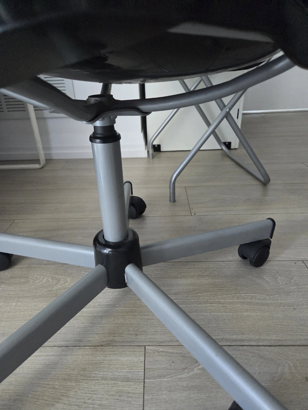 Black Office Chair with Wheels - photo 4