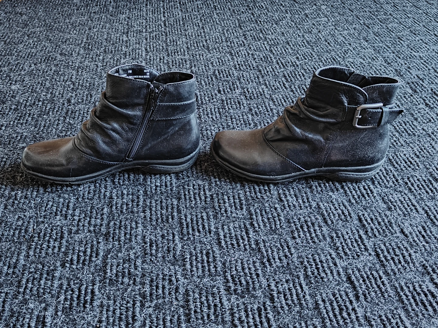 Women Clarks Black Leather Ankle Boots | Size 7M | Ruched Zipper - photo 5