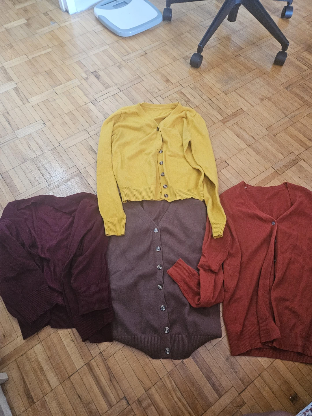 Large Three button-up cardigans - photo 2