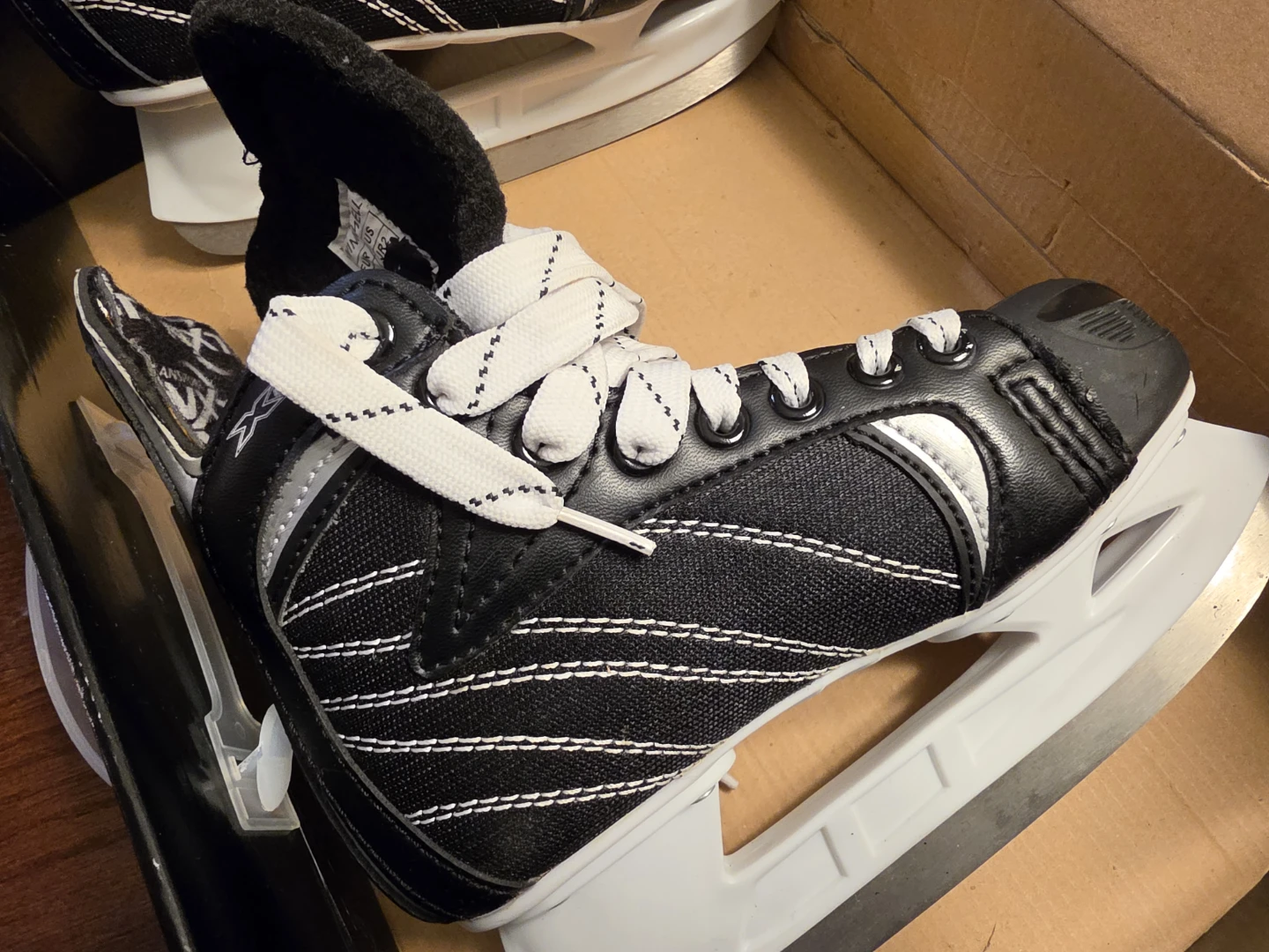 Winnwell X-Lite Hockey Skates - Size Junior 2 - photo 3