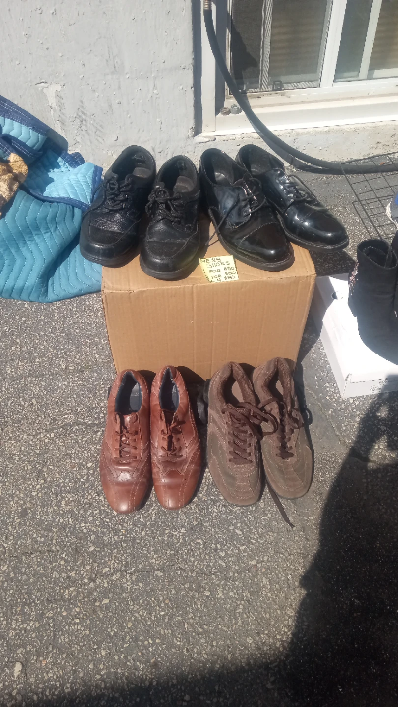 Yard sale today  at 29 beechwood Ave York m6n 4s9 - photo 5