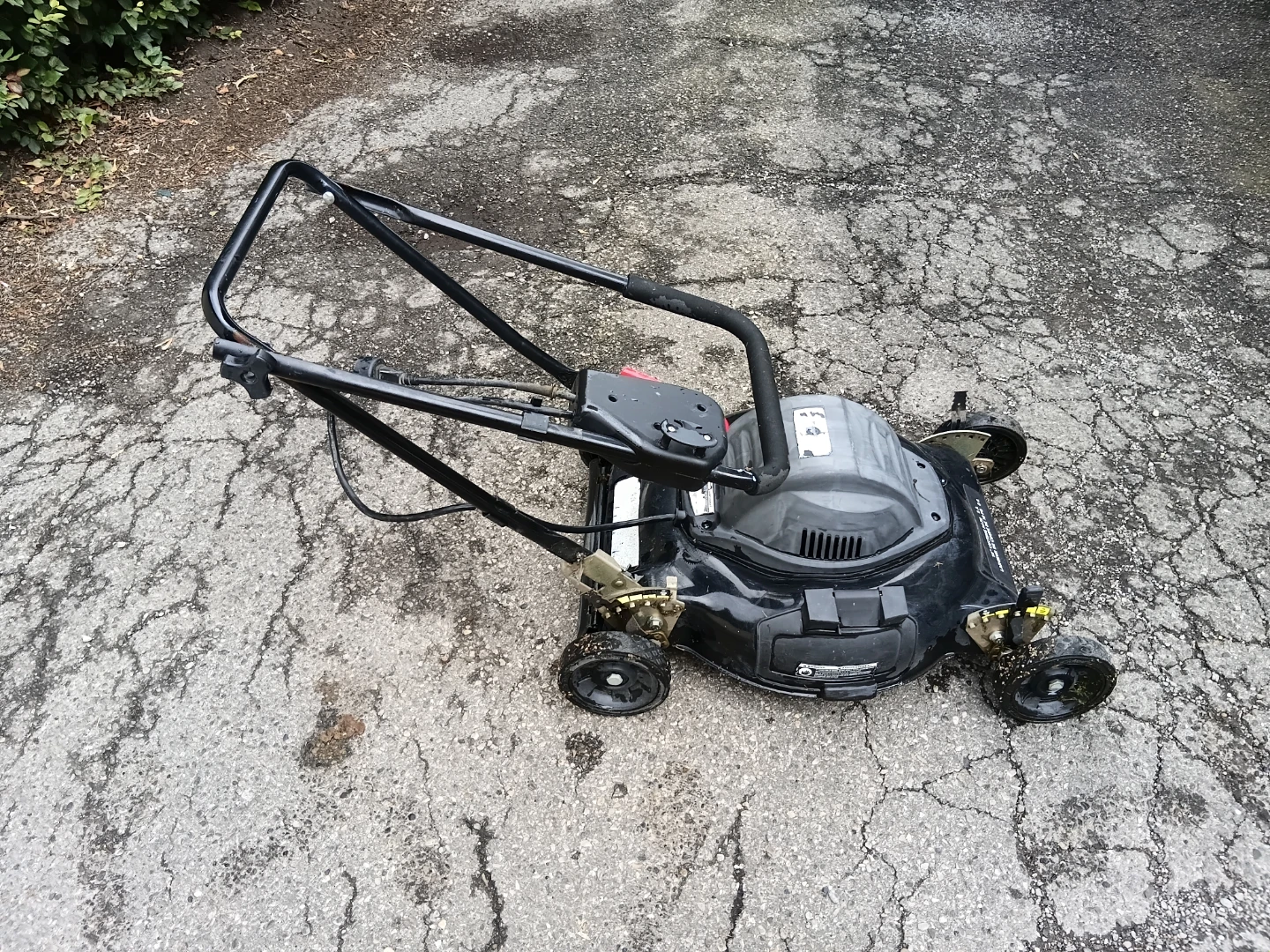 Black & Decker 18" Compact Mulching Electric Lawnmower - photo 4