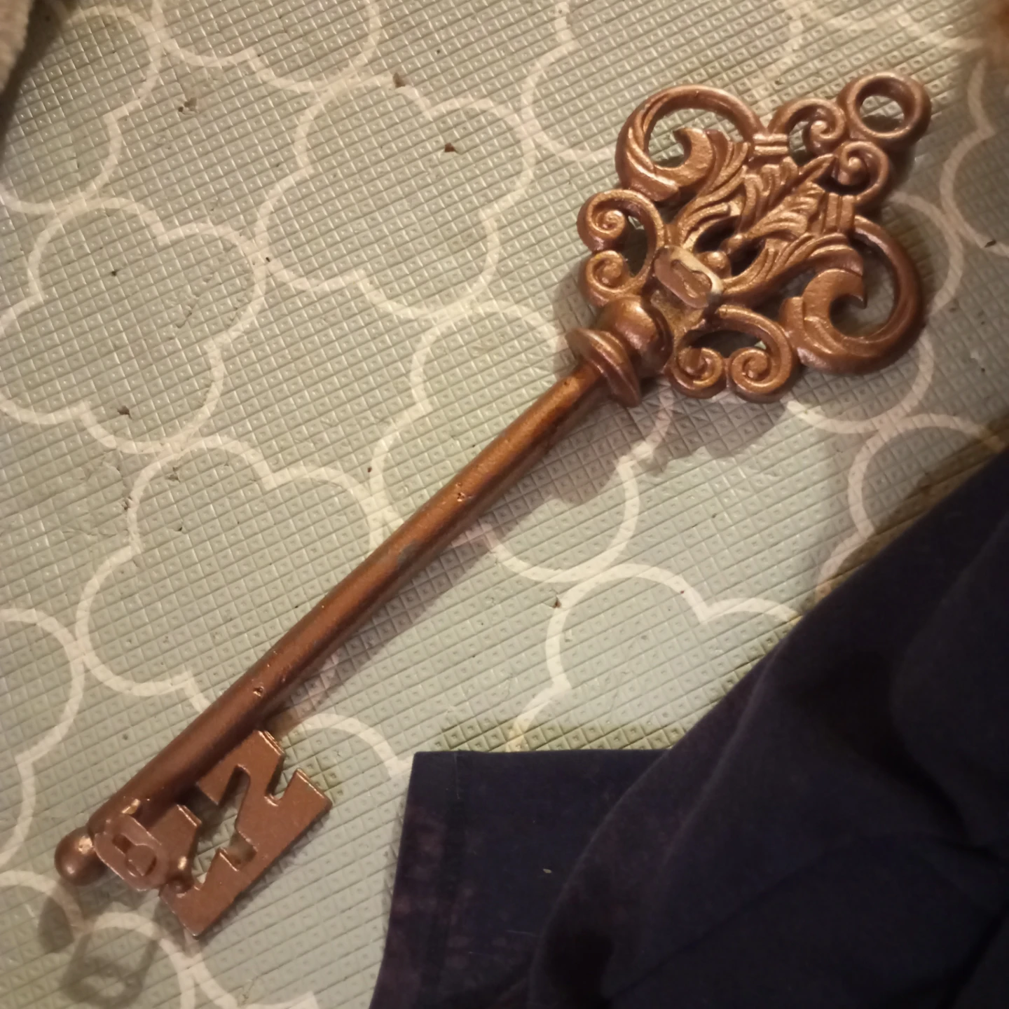 Vintage-Style Decorative Cast Iron Key Holder
