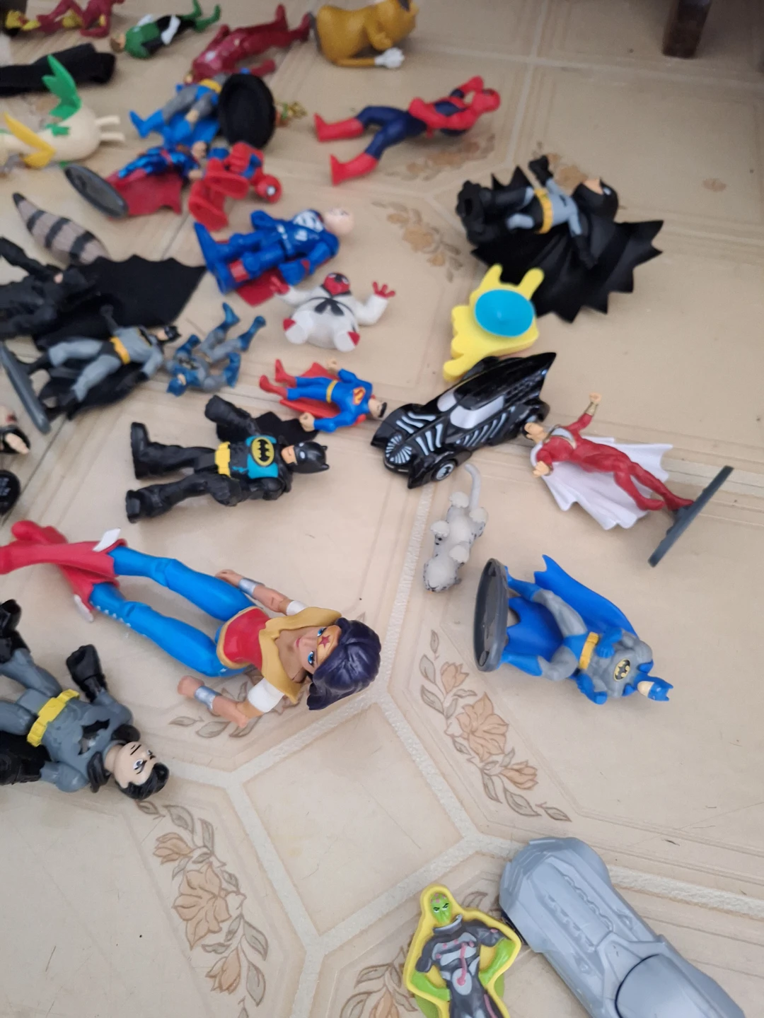 Assorted DC and Marvel Action Figure Lot - photo 2